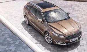 Elegancki, brązowy Ford Vignale kombi z panoramicznym dachem, lśniącym na tle nowoczesnej kostki brukowej.