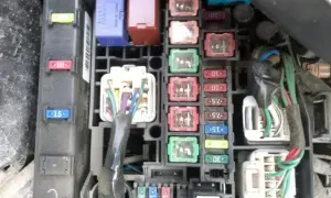 Gdzie dokładnie są bezpieczniki w Toyota Yaris 2 - Kompletny przegląd lokalizacji