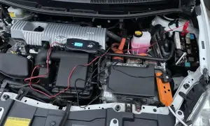 Silnik Toyota Yaris Hybrid. Akumulator 12V znajduje się pod maską, po prawej stronie, obok skrzynki bezpieczników.