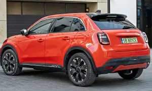 Pomarańczowy Fiat 600 z czarnymi dodatkami i felgami. Sprawdź aktualną fiat 600 cena i dowiedz się więcej o tym stylowym samochodzie.