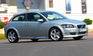 Srebrne Volvo C30 1.6 D w ruchu. Wiele osób chwali ten model za styl i ekonomię, co potwierdzają liczne volvo 1.6 d opinie.
