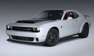 Srebrny Dodge Challenger SRT Demon 170 z czarną maską i dachem, czerwonym wnętrzem, gotowy do szaleństwa na torze.