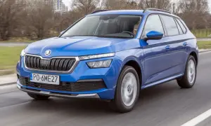 Niebieski Skoda Kamiq pędzi po drodze, gotowy na miejskie przygody.