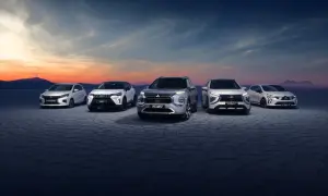 Pięć modeli Mitsubishi ustawionych na pustynnym tle o zachodzie słońca.