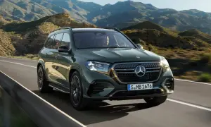 Zielony Mercedes-Benz GLS przemierza malowniczą, górską drogę.