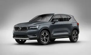 Elegancki, ciemnoszary Volvo XC40 z chromowanymi detalami i felgami prezentuje się nowocześnie.