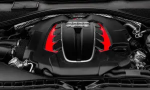 Potężny silnik V8 TFSI z czerwonymi akcentami, serce sportowego Audi.