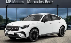 Biały Mercedes-Benz GLC Coupe przed salonem MB Motors. Sprawdź atrakcyjną mercedes glc cena.