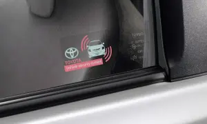 Naklejka na szybie Toyoty z symbolem samochodu i falami, informująca o systemie bezpieczeństwa. Działa dzięki bluetooth low energy, jak działa?