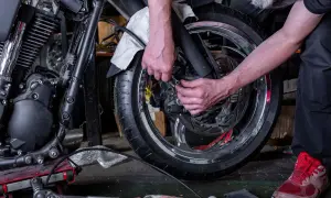 Wymiana opon w motocyklu - Koszty i szczegóły, które warto znać