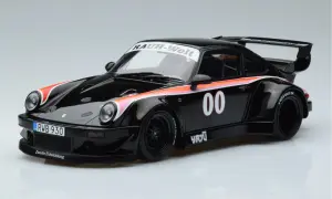 Czarny Porsche RWB z numerem 00 na drzwiach i kolorowymi pasami na błotnikach.