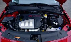 Silnik 1.4 T-Jet w czerwonym Fiat Tipo. Widoczny akumulator, płyny i elementy układu dolotowego.