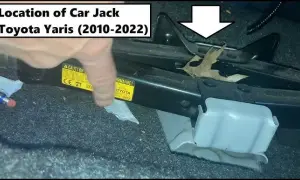 Gdzie schowano lewarek w Toyocie Yaris? Łatwy dostęp krok po kroku