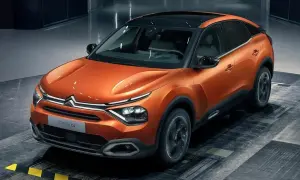 Pomarańczowy Citroen C4 z czarnym dachem, prezentujący nowoczesny design. Wiele osób szuka o nim pozytywnych **citroen c4 opinie**.