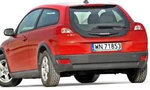 Czerwone Volvo C30 z polskimi tablicami rejestracyjnymi WN 71853, widok z tyłu.
