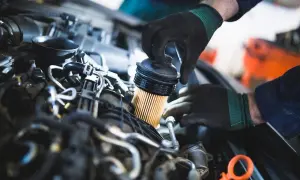 Mechanik wymienia filtr paliwa w silniku. To ważny element, który dba o czystość paliwa w Twoim Toyota Yaris 1.0.