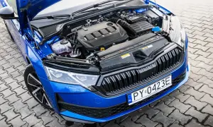 Błękitna Octavia 4 z otwartą maską, odsłaniająca nowoczesny silnik.