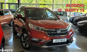 Czerwona Honda CR-V 4 generacji w salonie samochodowym.