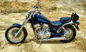 Suzuki Intruder 1400: klasyczny cruiser, idealny na długie trasy. Wady i zalety tego modelu to m.in. jego potężny silnik i komfort jazdy.