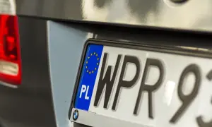 Zbliżenie na polską tablicę rejestracyjną z symbolem UE. Widoczny fragment numeru WPR 93.