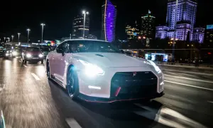 Biały Nissan GTR na nocnej ulicy Warszawy. Zastanawiasz się nad nissan gtr cena?