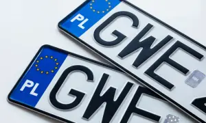 Dwie polskie tablice rejestracyjne z literami "GWE" i symbolem UE.