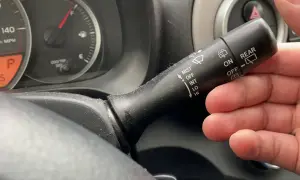 Włączanie wycieraczek w Toyota Yaris: szybki i prosty poradnik