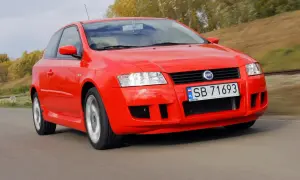 Czerwony Fiat Stilo 1.9 JTD w ruchu, z widocznym zderzakiem i tablicą rejestracyjną SB 71693.