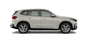 Biały SUV BMW z ciemnymi felgami, widok z boku. Pozwala ocenić jego wymiary samochodu.