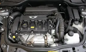 Silnik Mini Cooper. Dyskusja na forum: jaki silnik wybrać? Widok komory silnika.