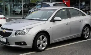 Srebrny Chevrolet Cruze na parkingu. Wiele osób szuka chevrolet cruze opinie przed zakupem.
