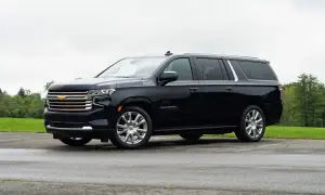 Czarny Chevrolet Suburban High Country, idealny do rodzinnych wycieczek poza miasto.