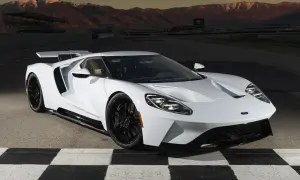 Biały Ford GT na torze wyścigowym, z górami w tle. Marzenie o osiągach i stylu, które wpływa na ford gt cena.