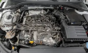 Silnik 1.6 TDI z widocznymi przewodami, filtrem powietrza i zbiorniczkiem płynu.