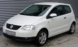 Biały VW Fox 1.2 Style. Szukasz opinii na forum? Ten model to dobry wybór na miasto.