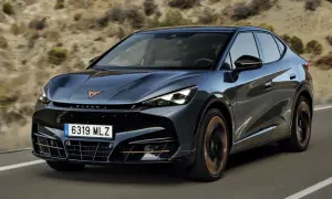 Ciemnoszary Cupra Tavascan na drodze. Sprawdź, jaka jest cupra tavascan cena i wyposażenie.