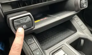Palec naciska przycisk EV MODE na panelu Toyota. Dowiedz się, co to drive mode Toyota i jak wpływa na jazdę.