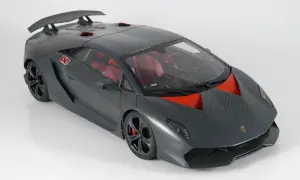 Szary Lamborghini Sesto Elemento z czerwonym wnętrzem i detalami.