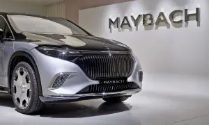 Elegancki Maybach błyszczy na wystawie. Poznaj jego niesamowitą **maybach cena** i poczuj luksus.