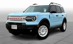Jasnoniebieski Ford Bronco Sport z białym dachem i białymi felgami, gotowy na przygodę.