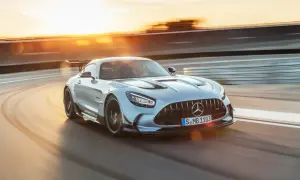 Srebrny Mercedes-AMG GT Black Series na torze wyścigowym, w promieniach zachodzącego słońca.