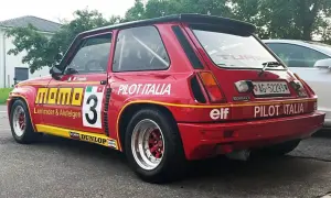 Czerwony Renault 5 Turbo z numerem 3 i logotypami "Momo", "Pilot Italia", "Elf", "Dunlop".