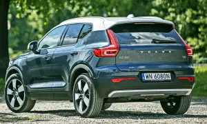 Tylna część ciemnoszarego Volvo XC40 z białym dachem. Wiele osób szuka volvo xc40 opinie, ten model wygląda świetnie.