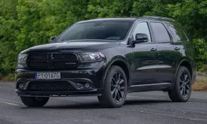 Czarny Dodge Durango 3.6, lśniący na tle zieleni, gotowy na każdą podróż.