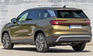 Złoty Skoda Kodiaq z tyłu, z tablicą rejestracyjną PY 97878. Wiele osób szuka skoda kodiaq opinie, ten SUV robi wrażenie.