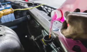 Jak bezpiecznie dolać płyn chłodniczy w Toyocie Corolli - poradnik