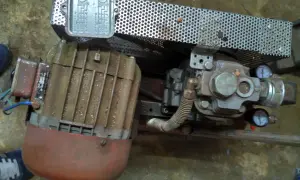 Silnik elektryczny z kondensatorem i manometrami.