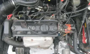 Silnik 1.9 TDI, widok z góry. Skomplikowana plątanina kabli i przewodów.