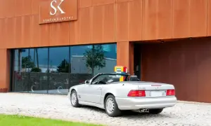 Srebrny SL 500 stoi przed budynkiem "Stacja Klasyki".