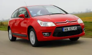 Czerwony Citroen C4 2008 na drodze, z widocznym numerem rejestracyjnym WW 4014S.